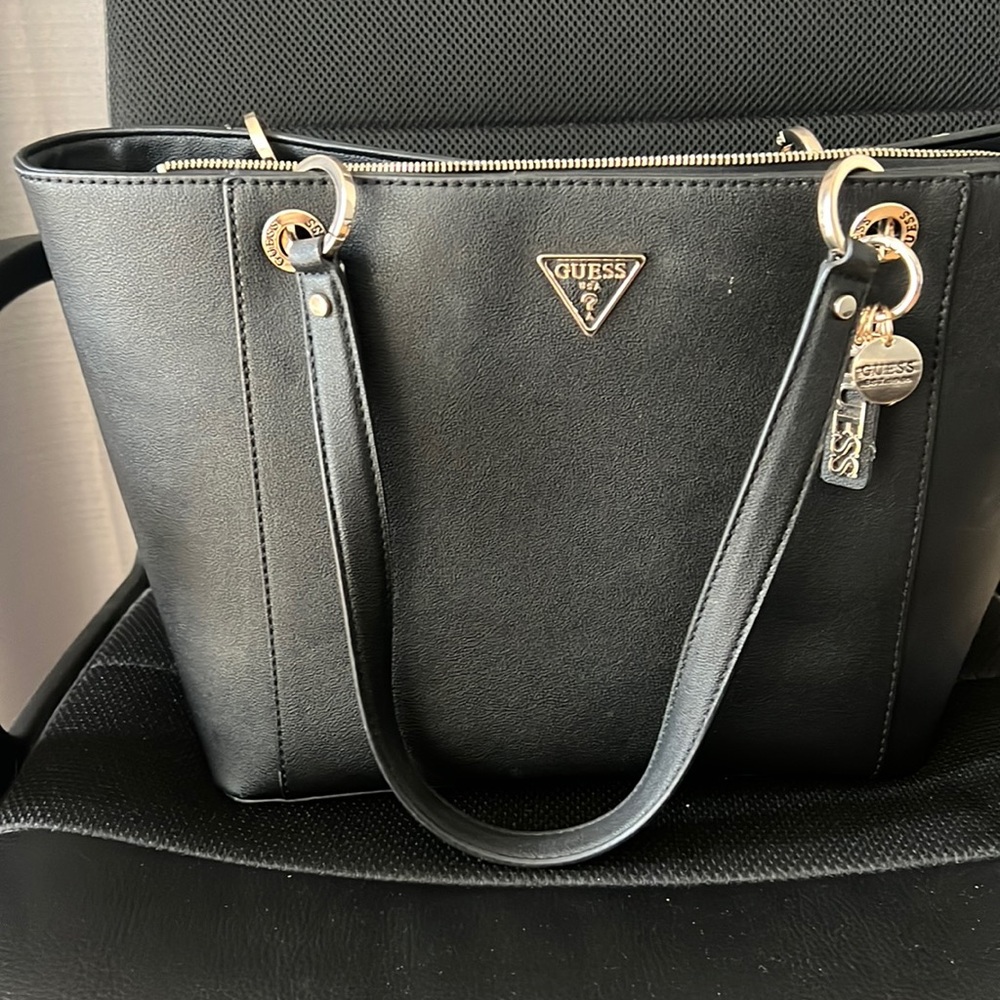 Guess black bag in good condition
